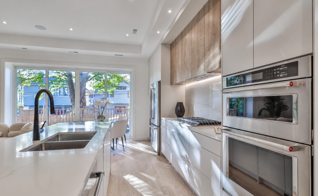 Modern kitchen renovation in Thunder Bay by Elegant Design Inc.